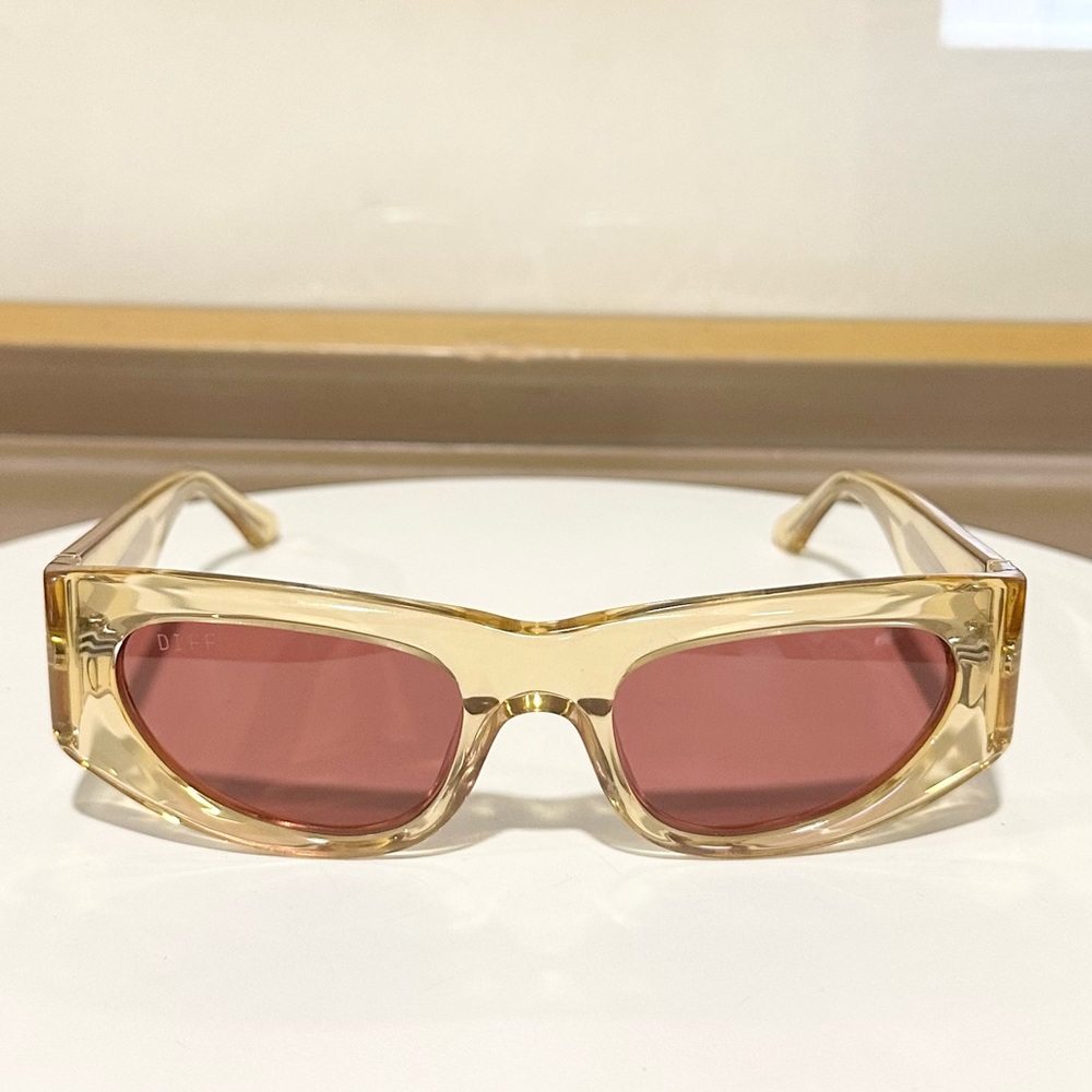 🌸DIFF EYEWEAR 🌸 The Mandalorian Armorer Golden Crystal Polarized Sunglasses - Picture 5 of 14